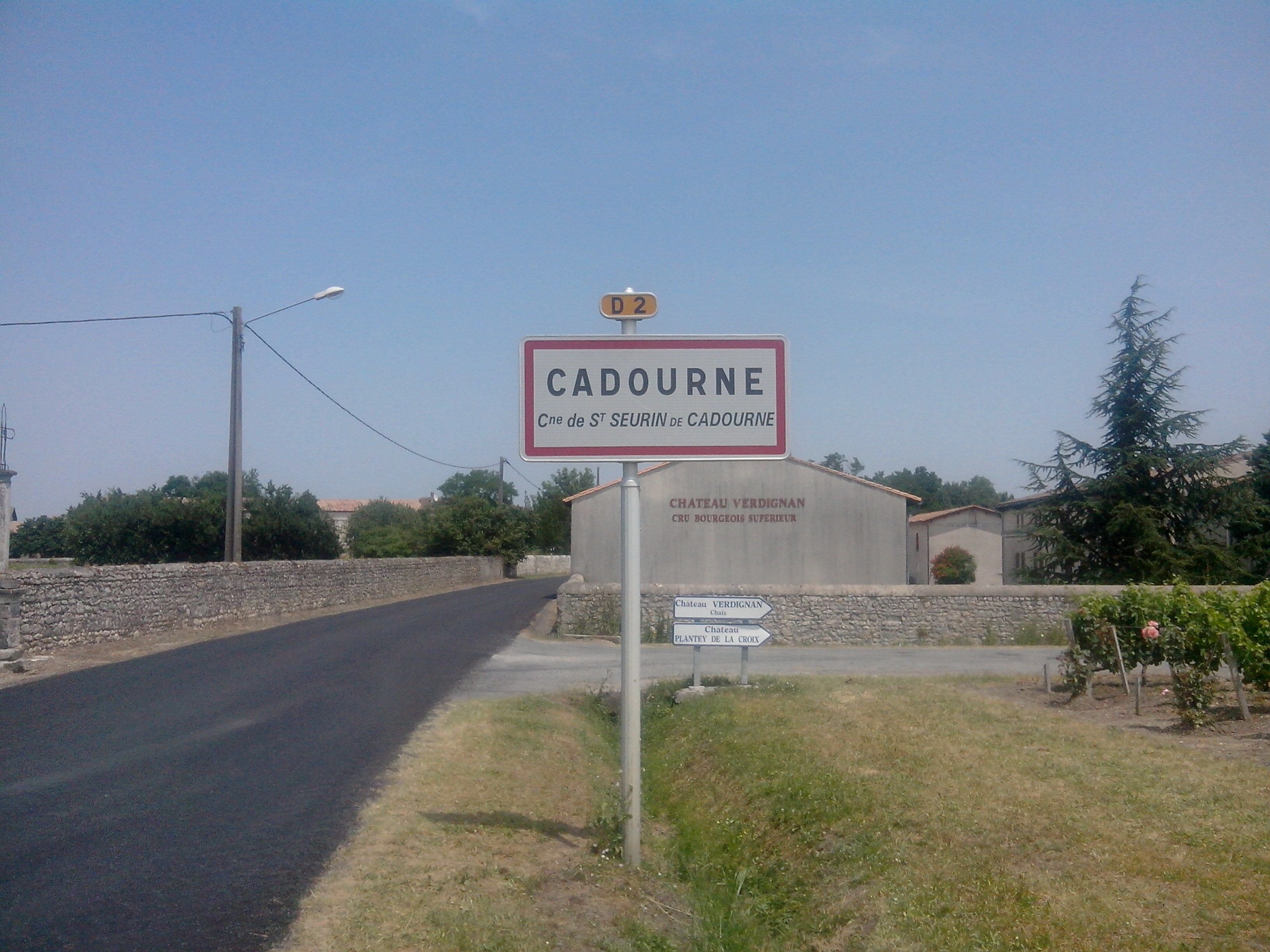 A sign for Cadourne with directional arrows for Chateau Verdignan and Chateau Plantet de la Croix.