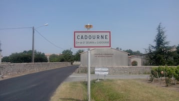 A sign for Cadourne with directional arrows for Chateau Verdignan and Chateau Plantet de la Croix.