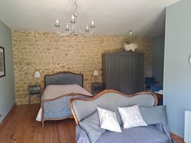 Double Room (Charlotte) | Individually decorated, individually furnished, blackout drapes