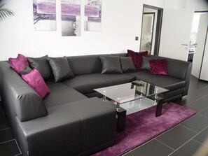 Appartement Supérieur, 1 chambre | Salle de séjour | Télévision à écran plat, lecteur de DVD