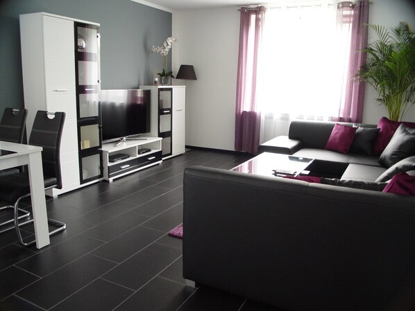 Superior-Apartment, 1 Schlafzimmer | Wohnbereich | Flachbildfernseher, DVD-Player