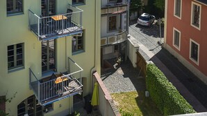A multi-story building with balconies, a courtyard, and a church in the background. - Appart.Bog2 (Görlitz)