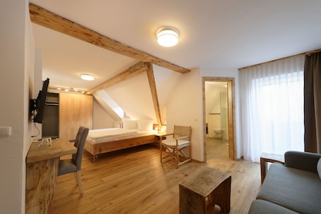 Comfort Double Room, 1 Queen Bed, Balcony (Groß) | Hypo-allergenic bedding, minibar, individually decorated