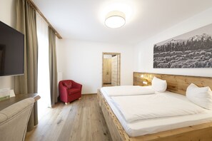 Habitación cuádruple Confort, 2 habitaciones, para no fumadores, vista a la montaña | Ropa de cama hipoalergénica, minibar y decoración personalizada 