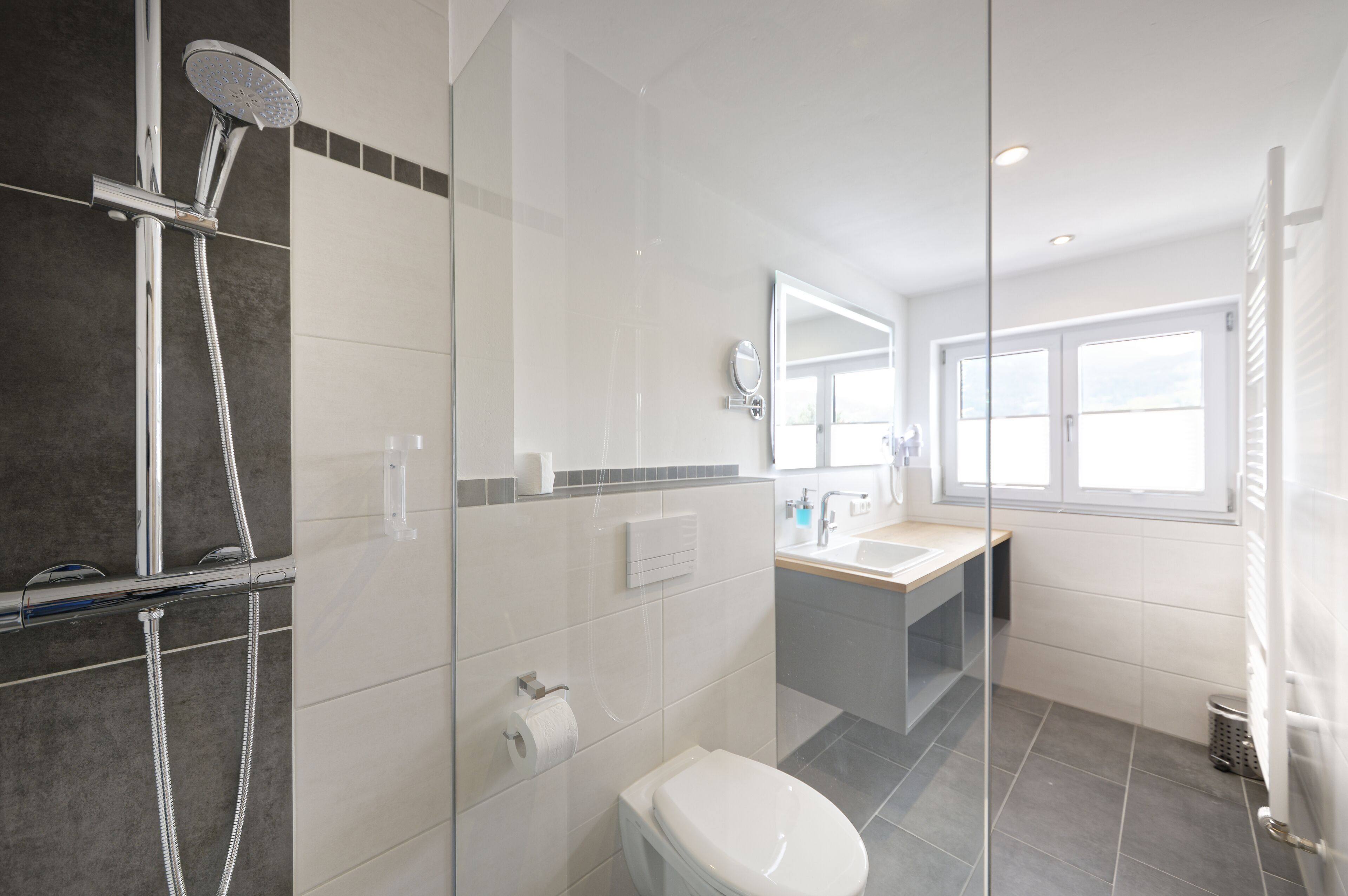 comfort double room (groß) | bathroom | shower, towels