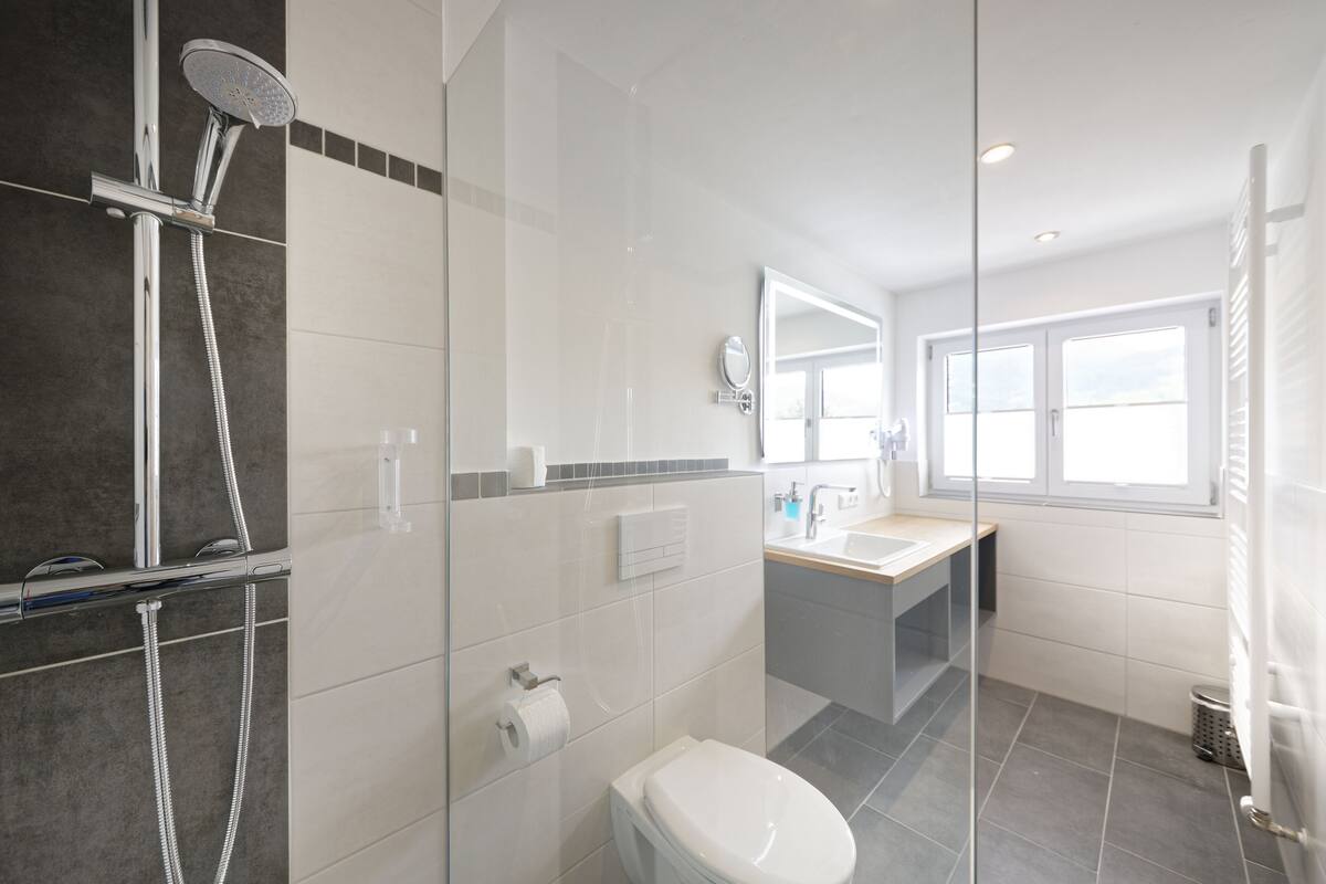 comfort double room (groß) | bathroom | shower, towels
