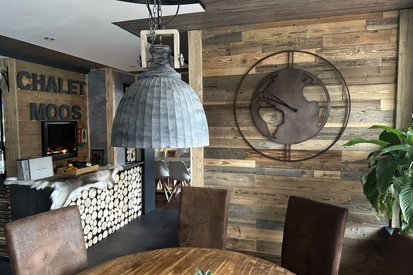 Melayani makan siang dan makan malam dengan sajian masakan Italia