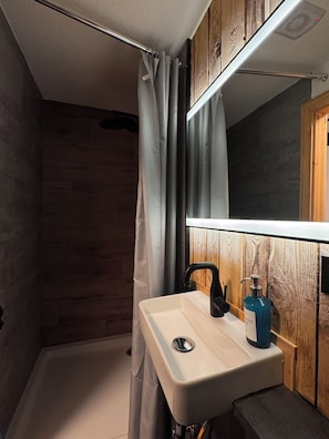 Single Room | Bilik Mandi | Pancuran mandi, kelengkapan dandanan diri percuma, pengering rambut