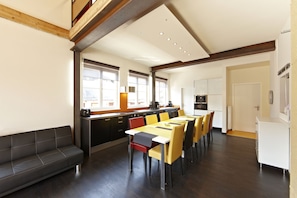 Apartment mit 5 Schlafzimmern (10 Erwachsene) | Essbereich im Zimmer
