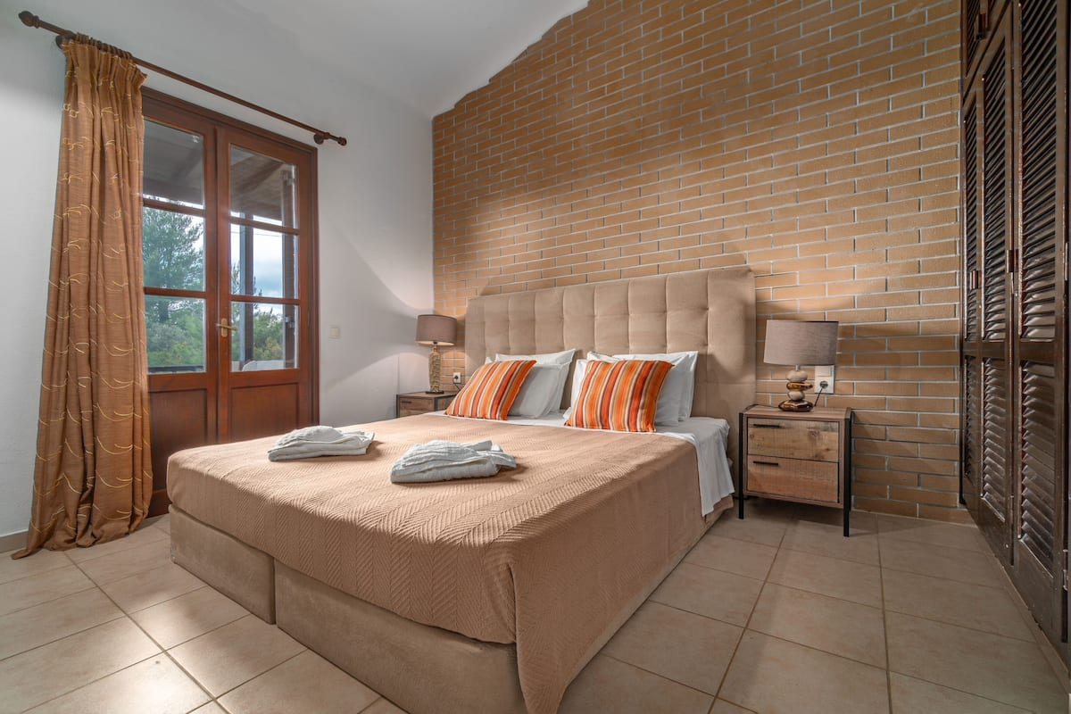 1 bedroom, in-room safe, individually decorated, individually furnished