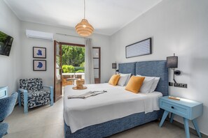 Deluxe Room, Garden View with Plunge Pool | Värdeförvaringsskåp på rummet, individuell inredning och unika möbler