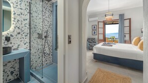 Un baño moderno con ducha, lavabo y espejo.