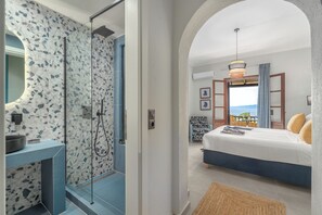 Habitación Deluxe, vistas al mar | Caja fuerte, decoración individual, mobiliario individual y escritorio