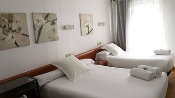 Driepersoonskamer | Luxe beddengoed, donsdekens, een bureau, gratis wifi