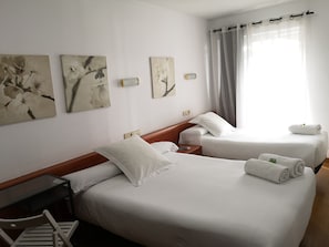 Ropa de cama de alta calidad, cubrecamas, escritorio y wifi gratis 