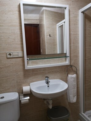 Quarto triplo | Banheiro | Chuveiro, secador de cabelo (mediante solicitação), toalhas de banho 