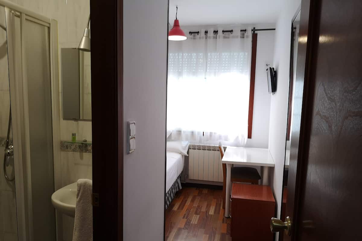 Habitación individual | Ropa de cama de alta calidad, edredón, escritorio y wifi gratis