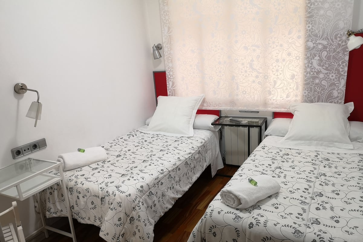 Habitación con 2 camas individuales | Ropa de cama de alta calidad, edredón, escritorio y wifi gratis
