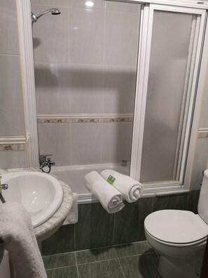 Quarto triplo | Banheiro | Chuveiro, secador de cabelo (mediante solicitação), toalhas de banho 