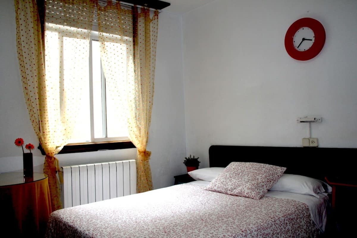 Escritorio, espacio para trabajar con laptop y cortinas blackout