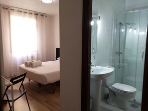 Een douche, een haardroger, handdoeken