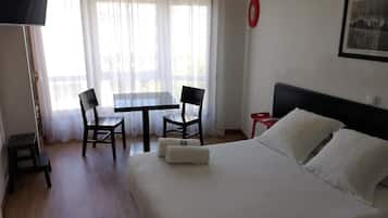 Bureau, espace de travail pour ordinateur portable, rideaux occultants