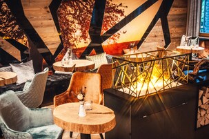 供应早餐、午餐和晚餐，地区菜