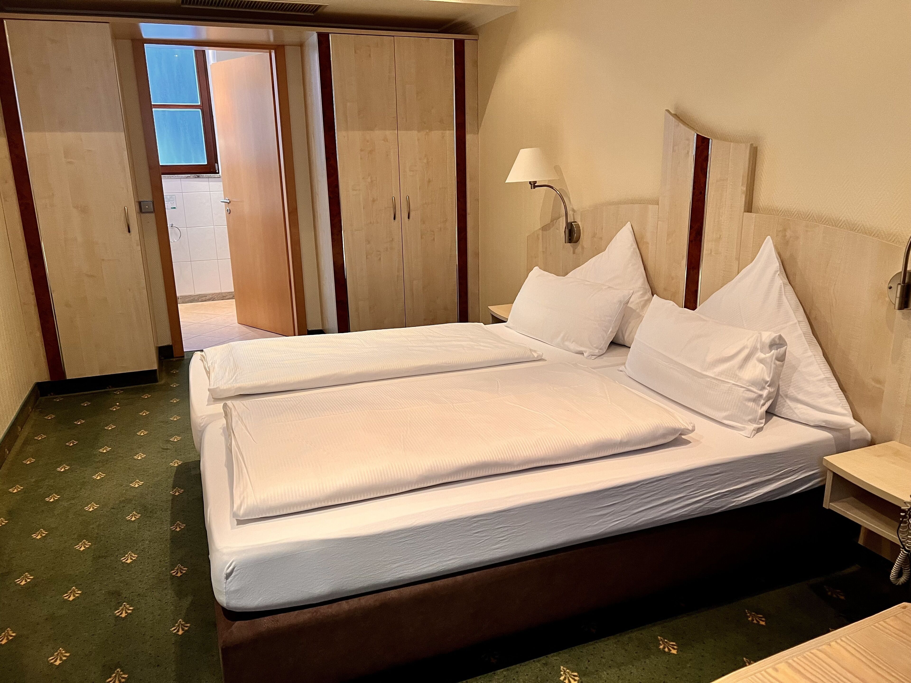 standard double room | hypo-allergenic bedding, minibar, in-room safe, desk