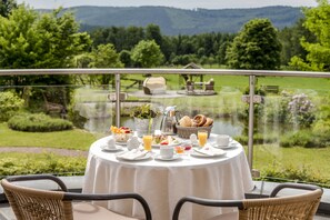 Petit déjeuner, déjeuner et dîner servis sur place