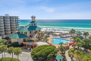 Un resort con piscina, playa y vista al océano.
