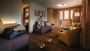 Ropa de cama de alta calidad y caja de seguridad en la habitación 