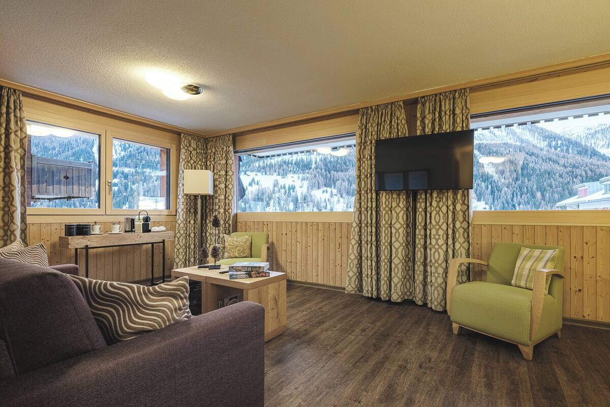 Suite | Living area | Flat-screen TV
