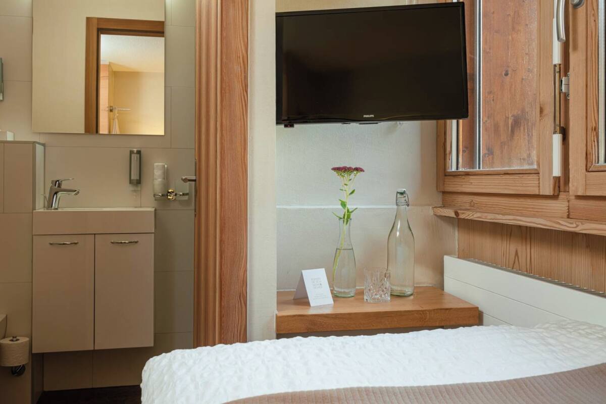 Single Room (Small) | Premium bedding, in-room safe, desk, cribs (free)
