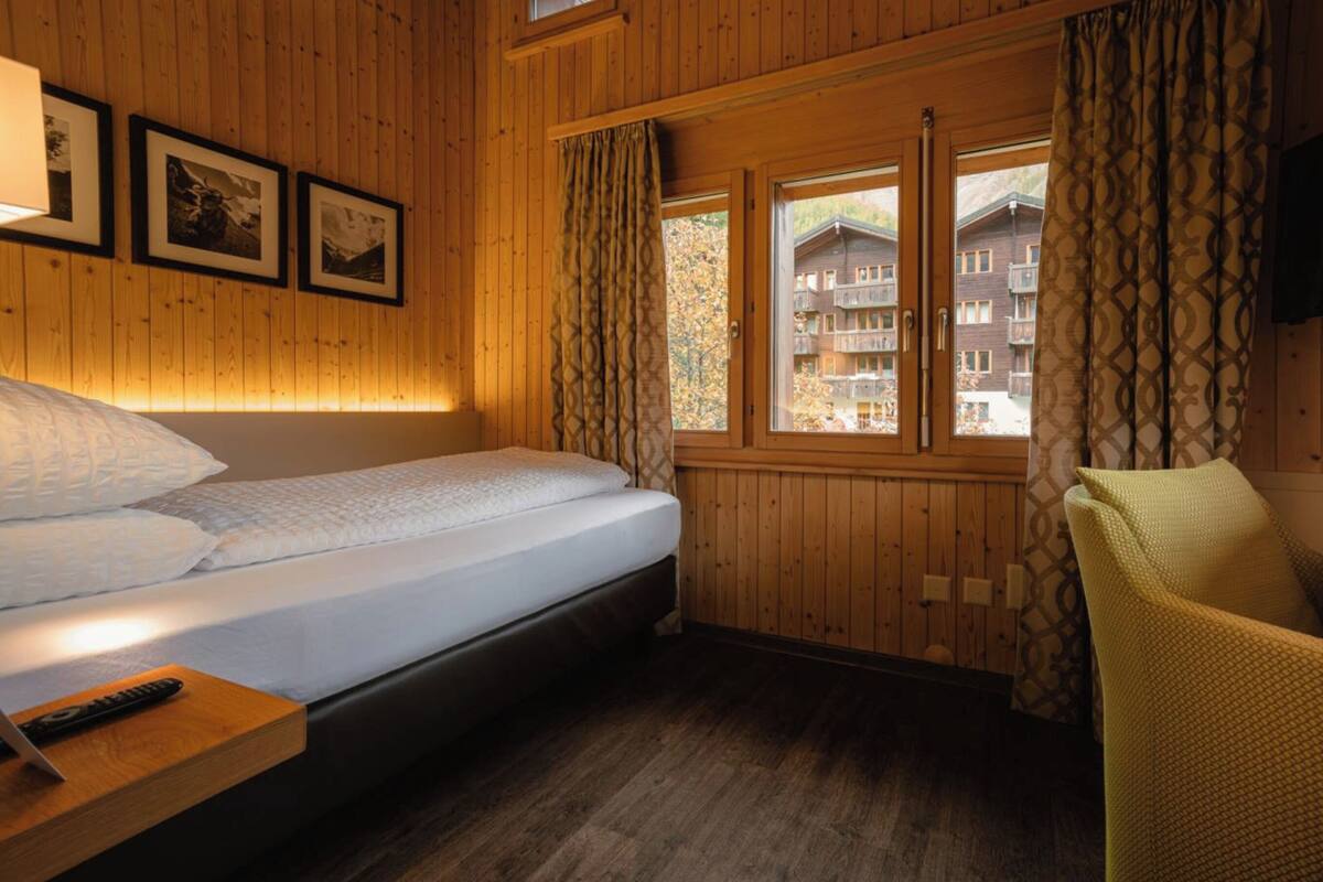 Single Room | Premium bedding, in-room safe, desk, cribs (free)