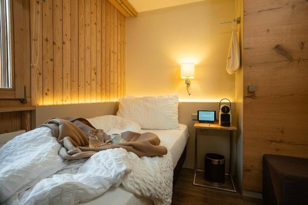 Single Room (Small) | Premium bedding, in-room safe, desk, cribs (free)