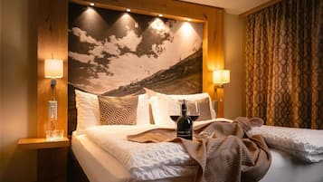 Premium bedding, in-room safe, desk, cribs (free)