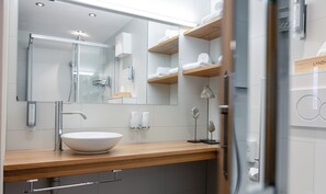 Suite | Bathroom | Free toiletries, hair dryer, bathrobes, slippers - Hotel Landhaus (Goms)