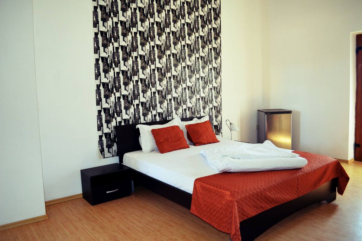 Free WiFi, bed sheets