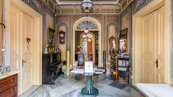 Coin salon dans le hall