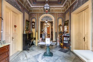 Lobby sitting area - Büyükada Anastasia Meziki History Mansion (Adalar)