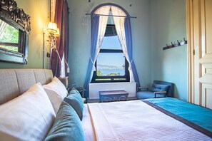 Premium tweepersoonskamer, 1 slaapkamer, niet-roken, uitzicht op zee | Lakens van Egyptisch katoen, luxe beddengoed, een minibar