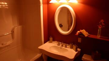 Studio Suite Cao cấp, 1 phòng ngủ, lò sưởi, quang cảnh sông | Phòng tắm | Vòi sen/bồn tắm kết hợp, đồ dùng nhà tắm miễn phí, khăn tắm