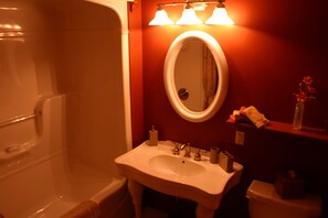 Suite estudio de lujo, 1 habitación, chimenea, vista al río | Baño | Tina con regadera, amenidades de baño gratuitas, toallas