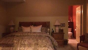 Studio Suite Cao cấp, 1 phòng ngủ, lò sưởi, quang cảnh sông | 1 phòng ngủ, bộ đồ giường cao cấp, bàn, bàn ủi/dụng cụ ủi quần áo