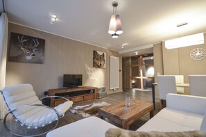 Superior Apartment with Sauna - 13 | Salle de séjour | Télévision à écran plat, console de jeux vidéo, lecteur de DVD