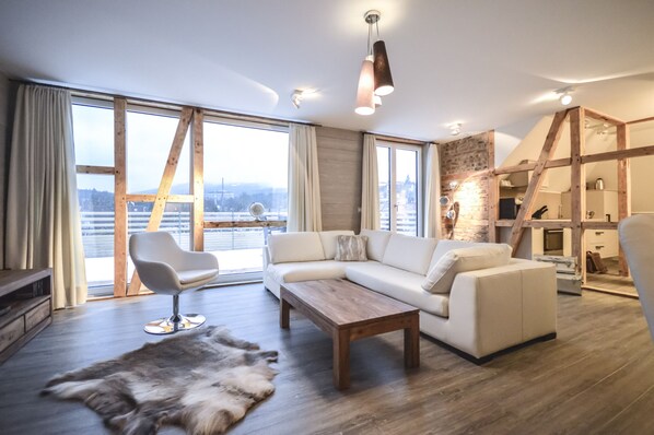 Superior Apartment with Sauna - 14 | Salle de séjour | Télévision à écran plat, console de jeux vidéo, lecteur de DVD