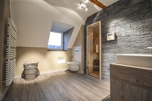 Superior Apartment with Sauna - 14 | Bathroom | Shower, rainfall showerhead, hair dryer, towels - Stadt Chalet (Braunlage)