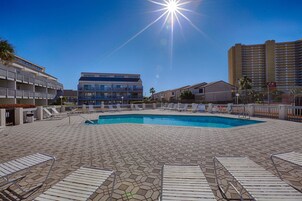 2 outdoor pools