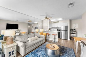 Condo | In-room dining - Endless Summer by Panhandle Getaways (Panama City Beach)