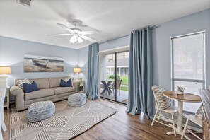 Leilighet, 1 soverom, resort-utsikt (E5) | Oppholdsområde | Flatskjerm-TV